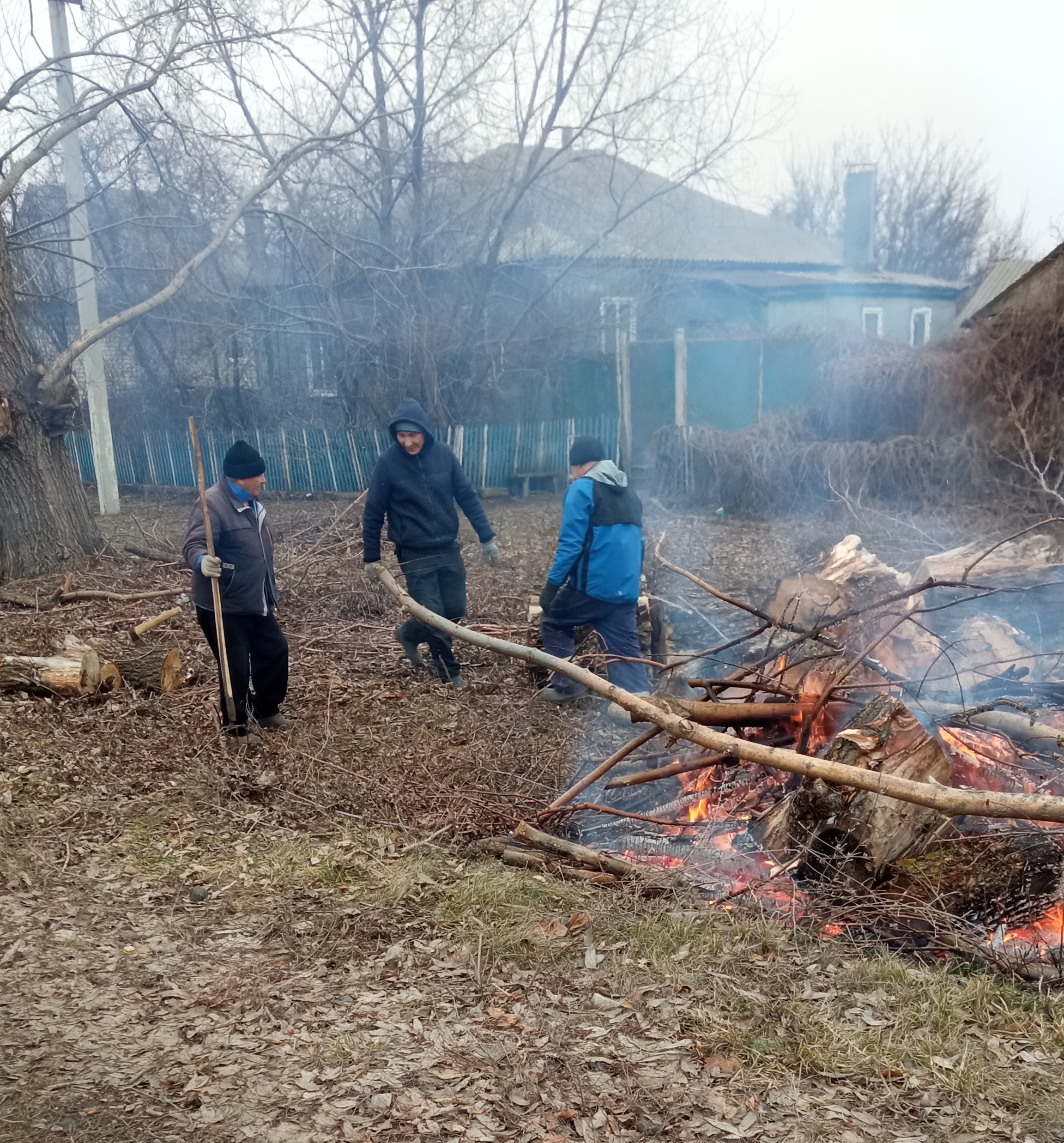 На помощь пришли соседи.